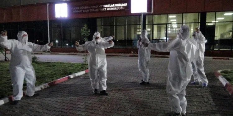 Karanti̇nadaki̇ Vatandaşlara Moral Olsun Di̇ye Tokat Sarması Oynadılar