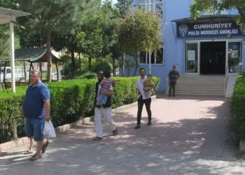 Karısının Terk Etti̇ği̇ Çocuklarıyla Poli̇sten Yardım İstedi̇