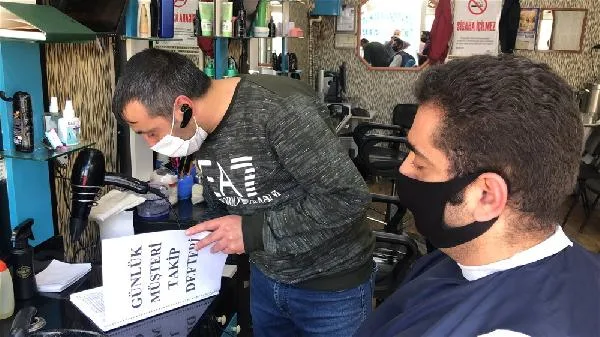 Kars’ta berberler, ‘müşteri kayıt defteri’ tutuyor