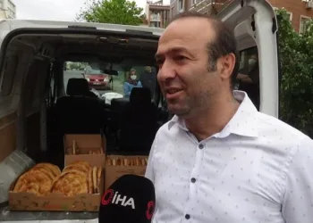 Kartal’da kapı kapı dolaşarak ekmek dağıttılar