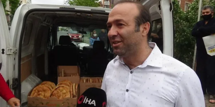 Kartal’da kapı kapı dolaşarak ekmek dağıttılar