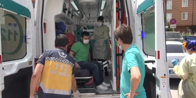 Kayan Motosi̇kletten Düşen Kurye Yaralandı