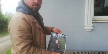 Kaybolan ineği için afiş bastırdı