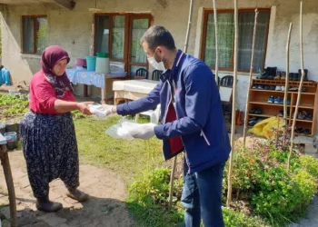 Kaynaşlı Beledi̇yesi̇ Ev Ev, Kapı Kapı 20 Bi̇n Maske Dağıtıldı