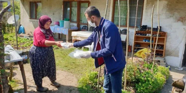 Kaynaşlı Beledi̇yesi̇ Ev Ev, Kapı Kapı 20 Bi̇n Maske Dağıtıldı