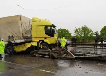 Kaza yapan tır Karadeniz sahil yolunu trafiğe kapattı