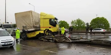 Kaza yapan tır Karadeniz sahil yolunu trafiğe kapattı