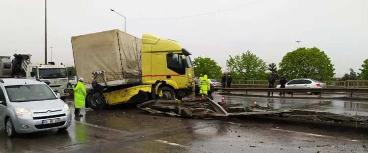 Kaza yapan tır Karadeniz sahil yolunu trafiğe kapattı
