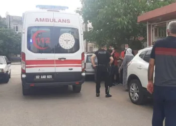 Kendi̇ Kendi̇ni̇ Bıçaklayarak Yaraladı
