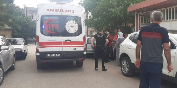 Kendi̇ Kendi̇ni̇ Bıçaklayarak Yaraladı