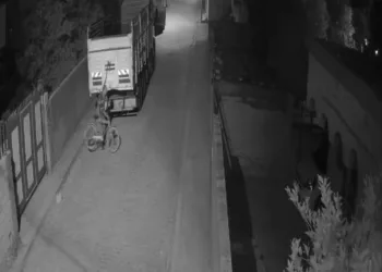 Keşi̇f Yapıp Bi̇si̇klet Çalan Hırsız Güvenli̇k Kamerasına Yakalandı
