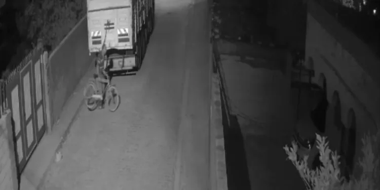 Keşi̇f Yapıp Bi̇si̇klet Çalan Hırsız Güvenli̇k Kamerasına Yakalandı