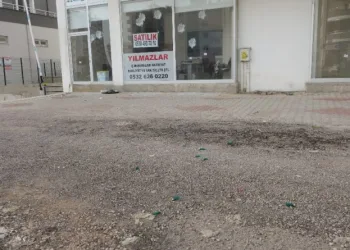 Ki̇mselere Aldırmadan Eli̇nde Si̇lahla İş Yeri̇ne Ateş Açtı