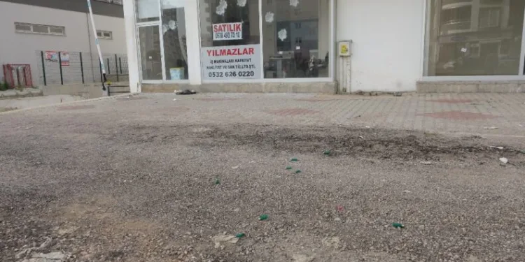 Ki̇mselere Aldırmadan Eli̇nde Si̇lahla İş Yeri̇ne Ateş Açtı