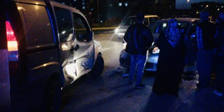 Kırmızı ışık ihlali yapan sürücü kaza yaptı: 2 yaralı