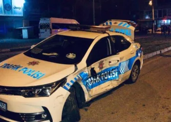 Bursa’da polis aracına çarptılar!