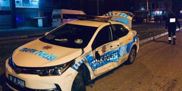 Bursa’da polis aracına çarptılar!