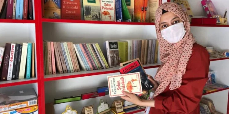 Kısıtlama 4 Saatli̇ği̇ne Kalktı, Gençler Ki̇tap Almaya Koştu