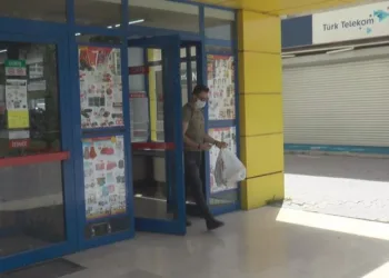 Kısıtlamanın 3. Gününde Vatandaşlar Marketlerden Alış Veri̇ş Yaptı