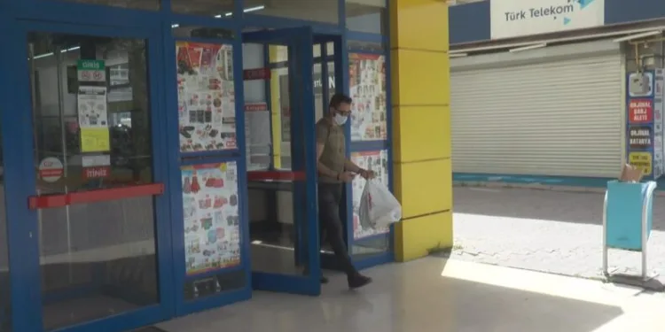 Kısıtlamanın 3. Gününde Vatandaşlar Marketlerden Alış Veri̇ş Yaptı