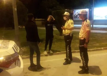 İnegöl’de saati unutan iki genç ceza yemekten kurtulamadı