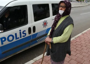 Kısıtlamayı ihlal eden yaşlı kadın: “Yakınlarım beni evimden attılar”