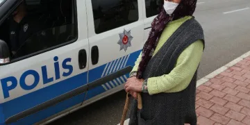 Kısıtlamayı ihlal eden yaşlı kadın: “Yakınlarım beni evimden attılar”