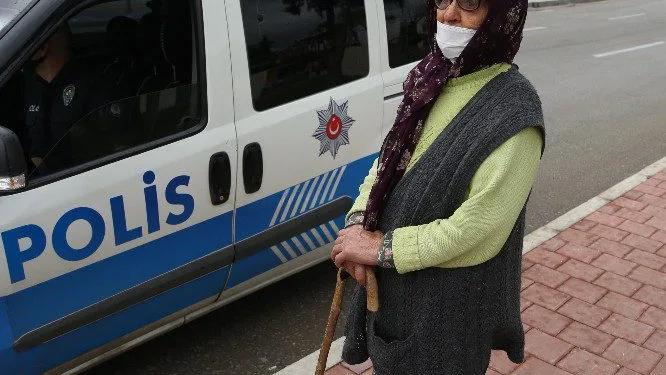 Kısıtlamayı ihlal eden yaşlı kadın: “Yakınlarım beni evimden attılar”
