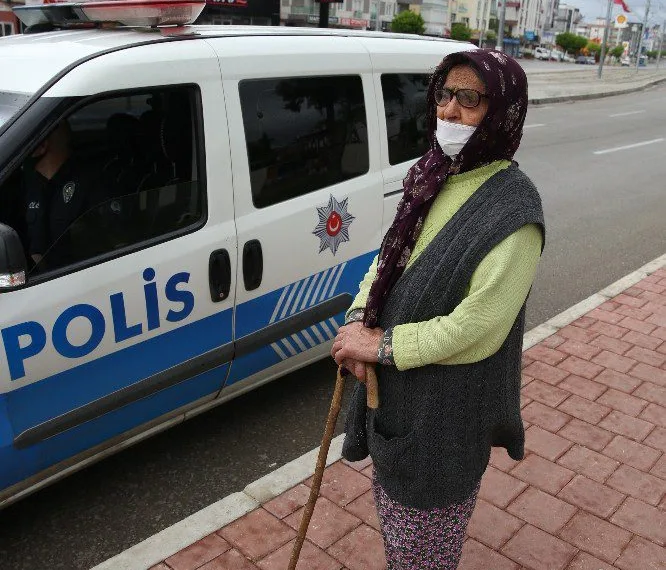 Kısıtlamayı ihlal eden yaşlı kadın: “Yakınlarım beni evimden attılar”
