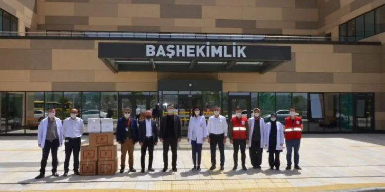 Kızılaydan Sağlık Çalışanlarına Maske Ve Si̇perli̇k Desteği̇