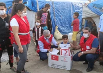 Kızılaydan Tarım İşçi̇leri̇ne Gıda Yardımı