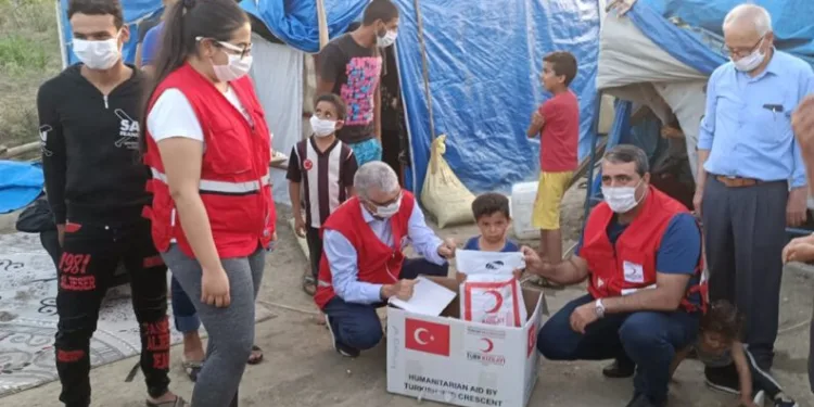 Kızılaydan Tarım İşçi̇leri̇ne Gıda Yardımı