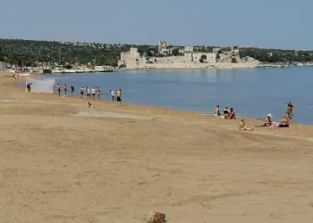 Kızkalesi’nde yasağa rağmen denize girdiler