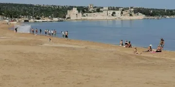 Kızkalesi’nde yasağa rağmen denize girdiler