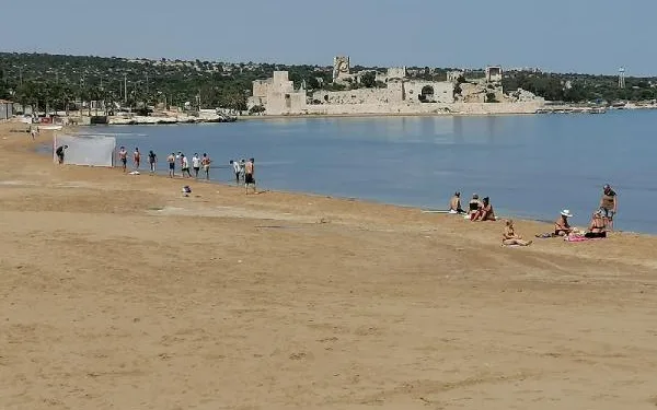 Kızkalesi’nde yasağa rağmen denize girdiler