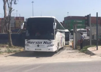 KKTC’den Mersin Limanı’na getirilen tarım işçileri, karantina için Adıyaman’a götürüldü