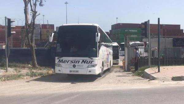 KKTC’den Mersin Limanı’na getirilen tarım işçileri, karantina için Adıyaman’a götürüldü