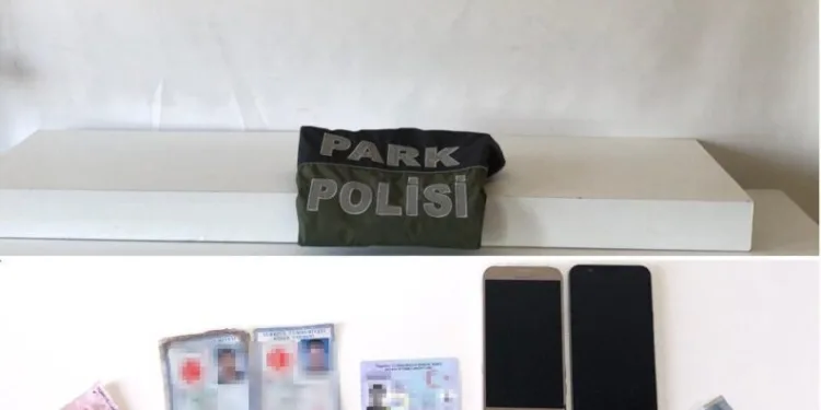 Kocaeli̇den Geli̇p Tuzlada Uyuşturucu Satan Şahıs Yakayı Ele Verdi̇