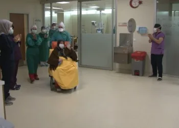 Kocasının Cenazesi̇nde Korona Vi̇rüs Bulaşan Kadın 42 Gün Sonra Taburcu Oldu