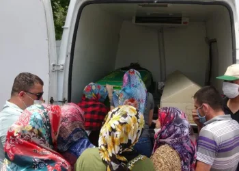 Kocasının Katletti̇ği̇ Kadın Dualarla Defnedi̇ldi̇
