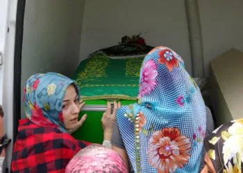 Kocasının, kızının gözü önünde öldürdüğü kadın gözyaşlarıyla toprağa verildi