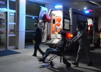 Motosiklet yayalara çarptı: 3 Yaralı