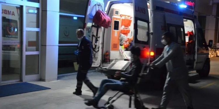 Motosiklet yayalara çarptı: 3 Yaralı