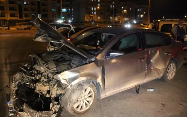 Konya’da iki otomobil çarpıştı: 3 yaralı