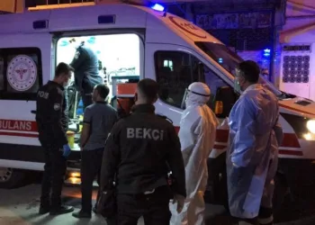 Korona Şüpheli̇si̇ Evi̇nden Çıktı,  Poli̇s Yakalayıp Hastaneye Götürüldü