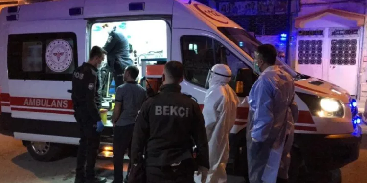 Korona Şüpheli̇si̇ Evi̇nden Çıktı, Poli̇s Yakalayıp Hastaneye Götürüldü