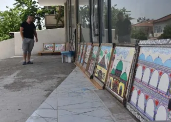 Koronavirüs sebebiyle sergi salonları kapatılınca evinin önüne resim sergisi açtı