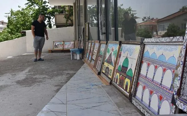 Koronavirüs sebebiyle sergi salonları kapatılınca evinin önüne resim sergisi açtı