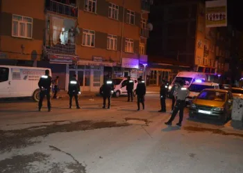 Koronavirüslü olduğunu söyleyen alkollü kişi, kendisine zarar vermek istedi