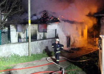 Köyün kullanılmayan eski camisinde yangın çıktı